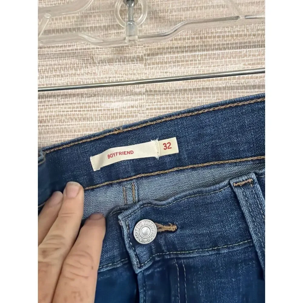 Levi's Boyfriend Jeans Distressed women's size 32